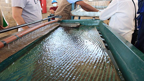 Mesas gravimétricas: una tecnología sostenible para la pequeña minería de oro en el Perú